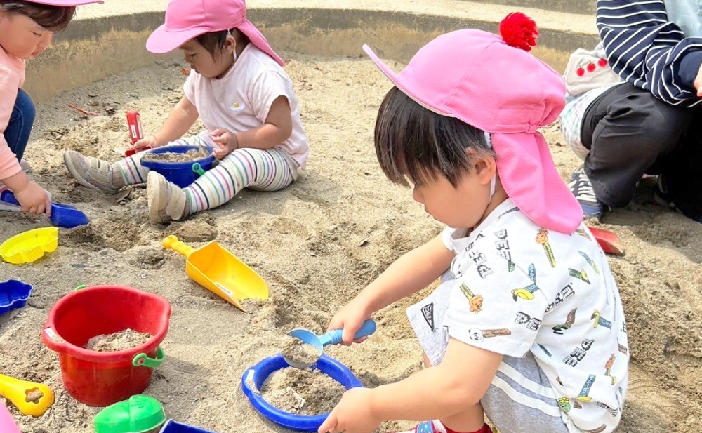 排泄・水分補給・おやつ・朝の会・体操・年齢別のカリキュラム・戸外遊び